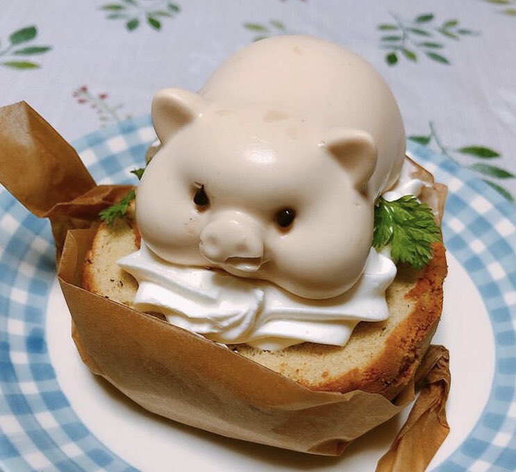 愛知県名古屋市緑区にあるお店「パリジャンパーペチュアル」の、紅茶のロールケーキの上にブタ型のロイヤルミルクティー味のムースがのった「ロイヤルミルクトン」✨ 