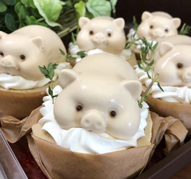 愛知県名古屋市緑区にあるお店「パリジャンパーペチュアル」の、紅茶のロールケーキの上にブタ型のロイヤルミルクティー味のムースがのった「ロイヤルミルクトン」✨ 