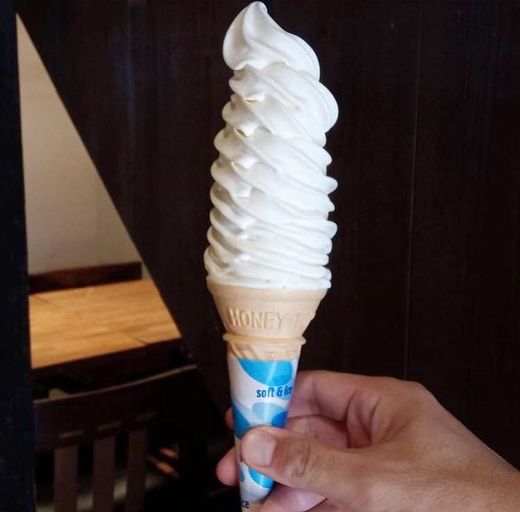 京都府四条駅近くにあるお店「らくえんcafe & dining」の、「10段ソフト(280円)」✨  10段ソフトを作るのは難しいため、失敗することもあるみたいです