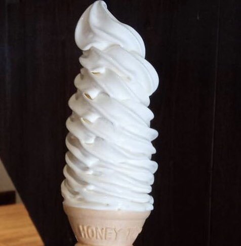 京都府四条駅近くにあるお店「らくえんcafe & dining」の、「10段ソフト(280円)」✨  10段ソフトを作るのは難しいため、失敗することもあるみたいです