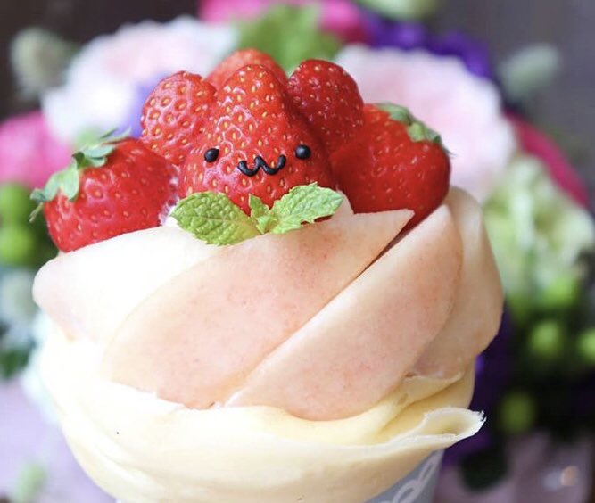 東京都祖師ヶ谷大蔵駅近くにあるクレープ店「クレープリーチロル」の、8月限定クレープ「旬のぶどう&シャインマスカット」と「ラブリーテディベア ピーチ」✨