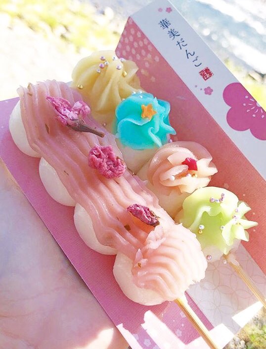 京都市嵐山駅近くにあるお店「寺子屋本舗 嵐山渡月橋店」の、種類が豊富でかわいらしい「華美だんご」✨  季節限定だんごも多いので、季節ごとに種類が異なります