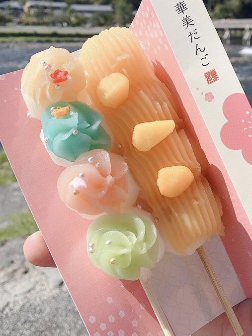 京都市嵐山駅近くにあるお店「寺子屋本舗 嵐山渡月橋店」の、種類が豊富でかわいらしい「華美だんご」✨  季節限定だんごも多いので、季節ごとに種類が異なります