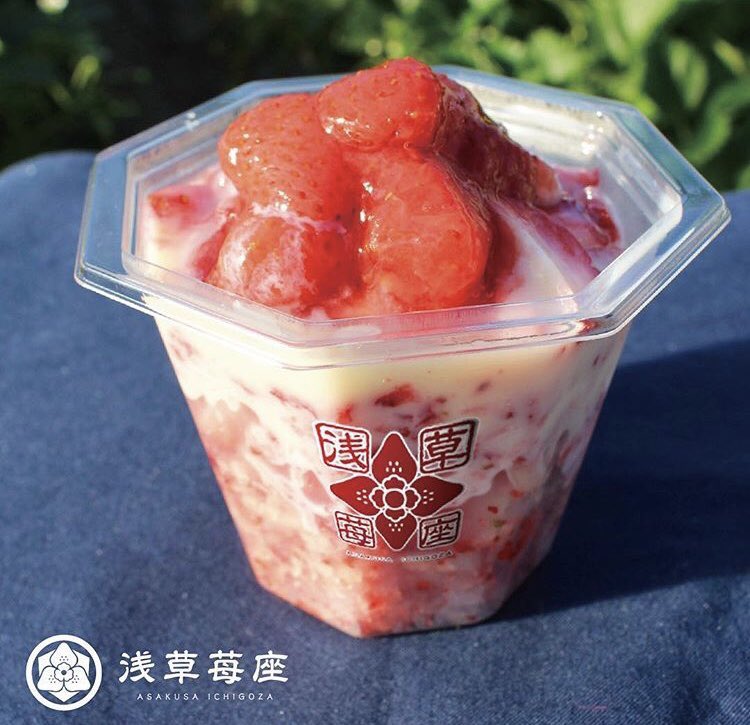 東京都浅草にあるお店「浅草苺座」の、1杯に完熟苺16個分を入れた「苺スムージー」と、凍らせた「厳選とちおとめ」を削り特製ジャムをかけた「苺座ガリ乙女」✨ 