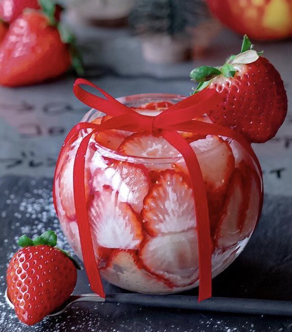 大阪府新深江駅近くにあるお店「and cafe」の、白玉やクリームチーズに苺、まどんななどが詰まった見た目もかわいらしい「いちごなほうせきばこ」、「まどんななほうせきばこ」✨ 