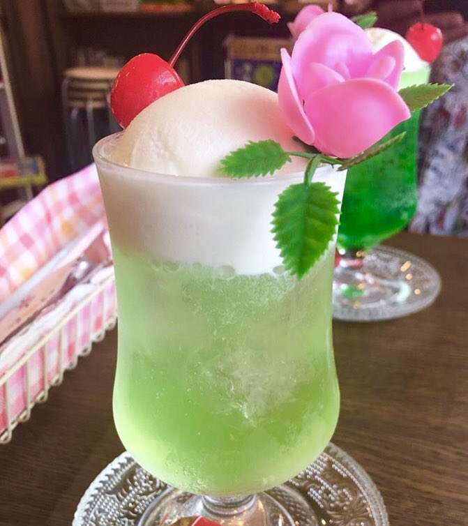 東京都千歳烏山駅近くにあるお店「喫茶宝石箱」の、宝石の名前がついた10種類のクリームソーダ✨  昔懐かしいレトロな空間が広がる喫茶店です