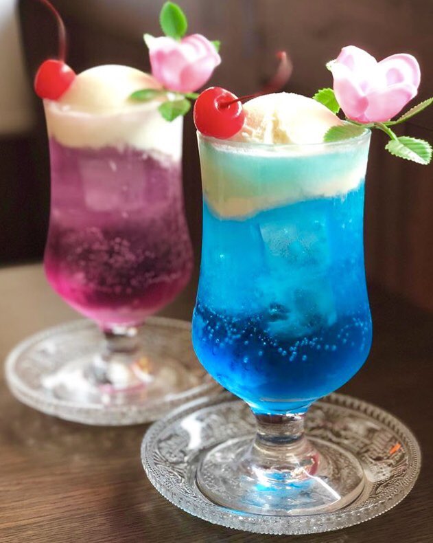 東京都千歳烏山駅近くにあるお店「喫茶宝石箱」の、宝石の名前がついた10種類のクリームソーダ✨  昔懐かしいレトロな空間が広がる喫茶店です