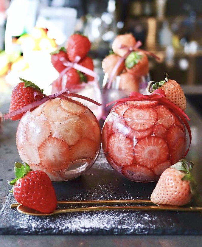 大阪府新深江駅近くにあるお店「and cafe」の、白玉やクリームチーズに苺が詰まった見た目もかわいらしい「いちごなほうせきばこ」と、「いちごなソーダ」✨ 