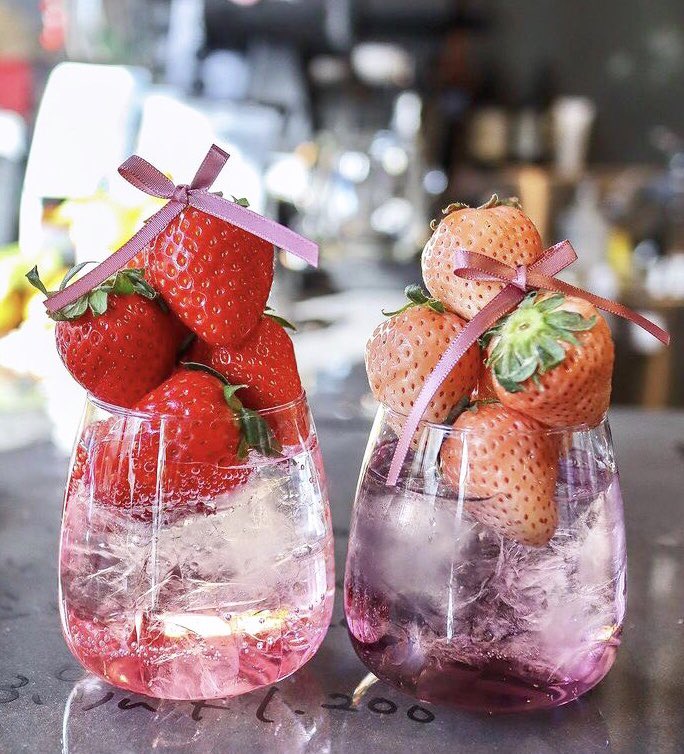 大阪府新深江駅近くにあるお店「and cafe」の、白玉やクリームチーズに苺が詰まった見た目もかわいらしい「いちごなほうせきばこ」と、「いちごなソーダ」✨ 