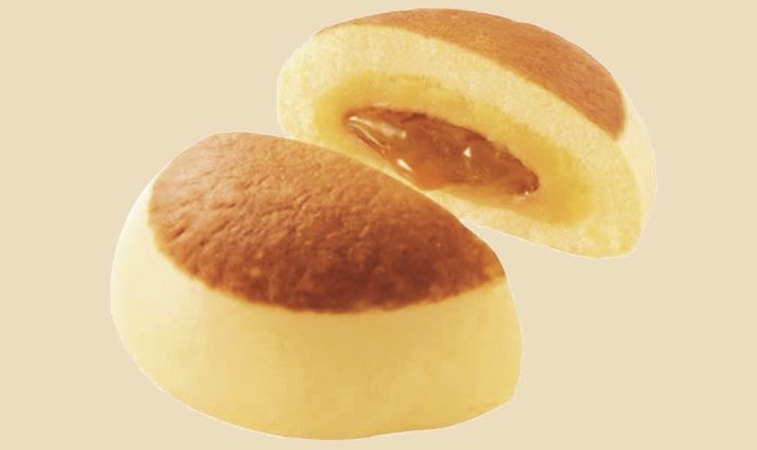 １月２６日よりファミリーマートから、甘いケーキシロップが中から出てくるホットケーキのような中華まん「バター香るホットケーキまん」が新発売されます✨ 