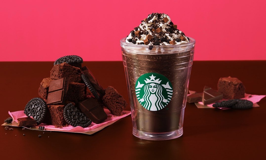 【１月２７日発売の新作スイーツまとめ】 ・チョコレート オン ザ チョコレート フラペチーノ(スターバックス)  ・「冬春の新作」ケーキ(コメダ珈琲店)  ・マックフルーリー キットカット(マクドナルド)  ・ジョッキパフェ いちご(びっくりドンキー) 