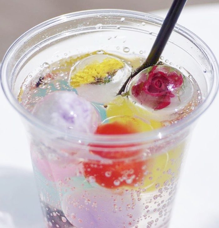 大阪府天王寺にあるお店「SPOONBILL天王寺」の、アイスボールの中にエディブルフラワーを閉じ込めた見た目も美しい「フラワーアイスボールスカッシュ」✨ 