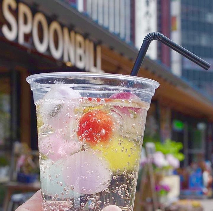 大阪府天王寺にあるお店「SPOONBILL天王寺」の、アイスボールの中にエディブルフラワーを閉じ込めた見た目も美しい「フラワーアイスボールスカッシュ」✨ 