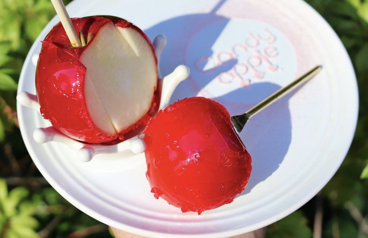 「嵐にしやがれ」や「恋つづ」に登場した超高級ブランド林檎を特別に調合された飴で調理した、りんご飴専門店「代官山キャンディーアップル」が  ディズニーリゾートイクスピアリに期間限定でオープン中✨  日本最大のディズニーストア、ゴールドミッキーがある所に可愛いキッチンカーが置かれます