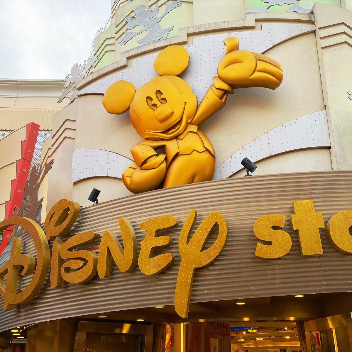 「嵐にしやがれ」や「恋つづ」に登場した超高級ブランド林檎を特別に調合された飴で調理した、りんご飴専門店「代官山キャンディーアップル」が  ディズニーリゾートイクスピアリに期間限定でオープン中✨  日本最大のディズニーストア、ゴールドミッキーがある所に可愛いキッチンカーが置かれます