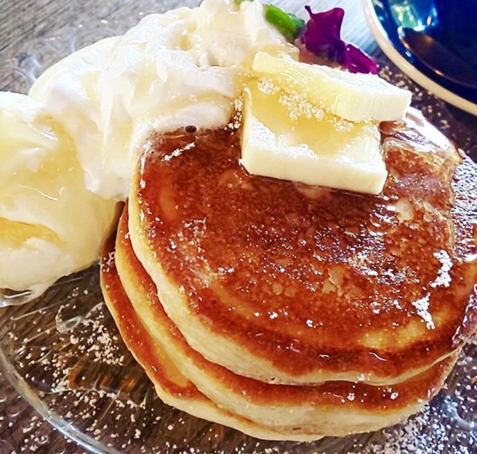 神奈川県鎌倉にあるお店「カフェ坂の下」のたっぷりのホイップとバニラアイスが添えられた３段重ねのパンケーキ✨ 