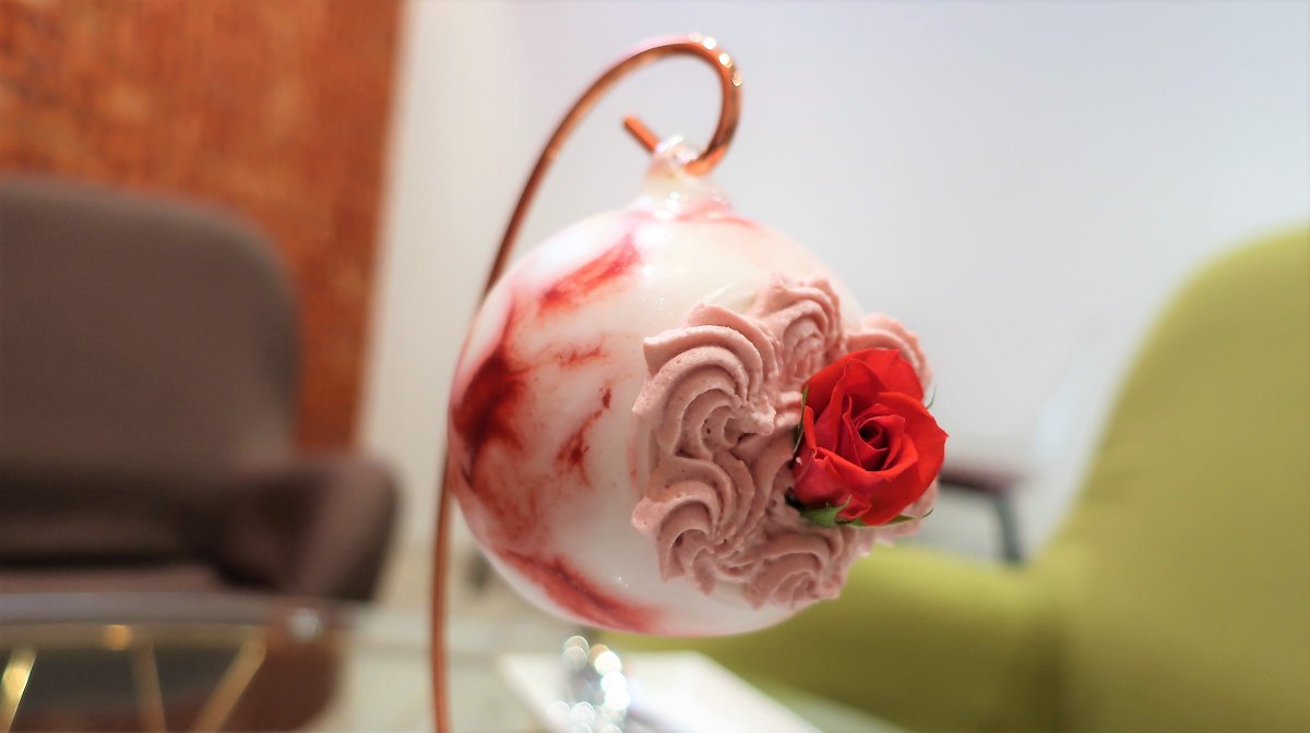 いちごのショートケーキを頼んだら全然想像してないやつが来ました……  なにこれかわいすぎ…… 