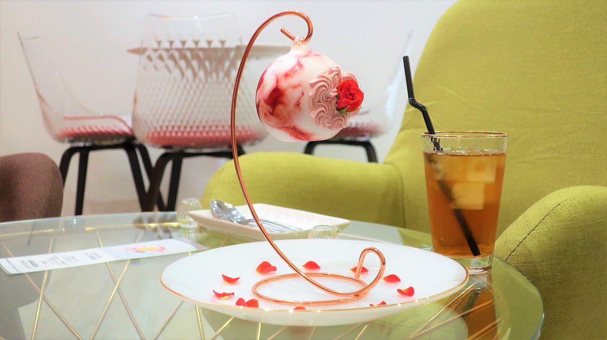 いちごのショートケーキを頼んだら全然想像してないやつが来ました……  なにこれかわいすぎ…… 