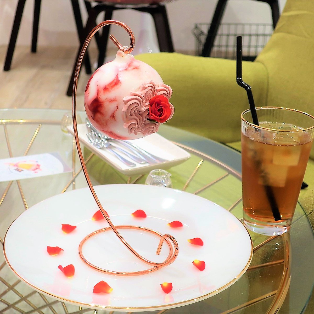 いちごのショートケーキを頼んだら全然想像してないやつが来ました……  なにこれかわいすぎ…… 