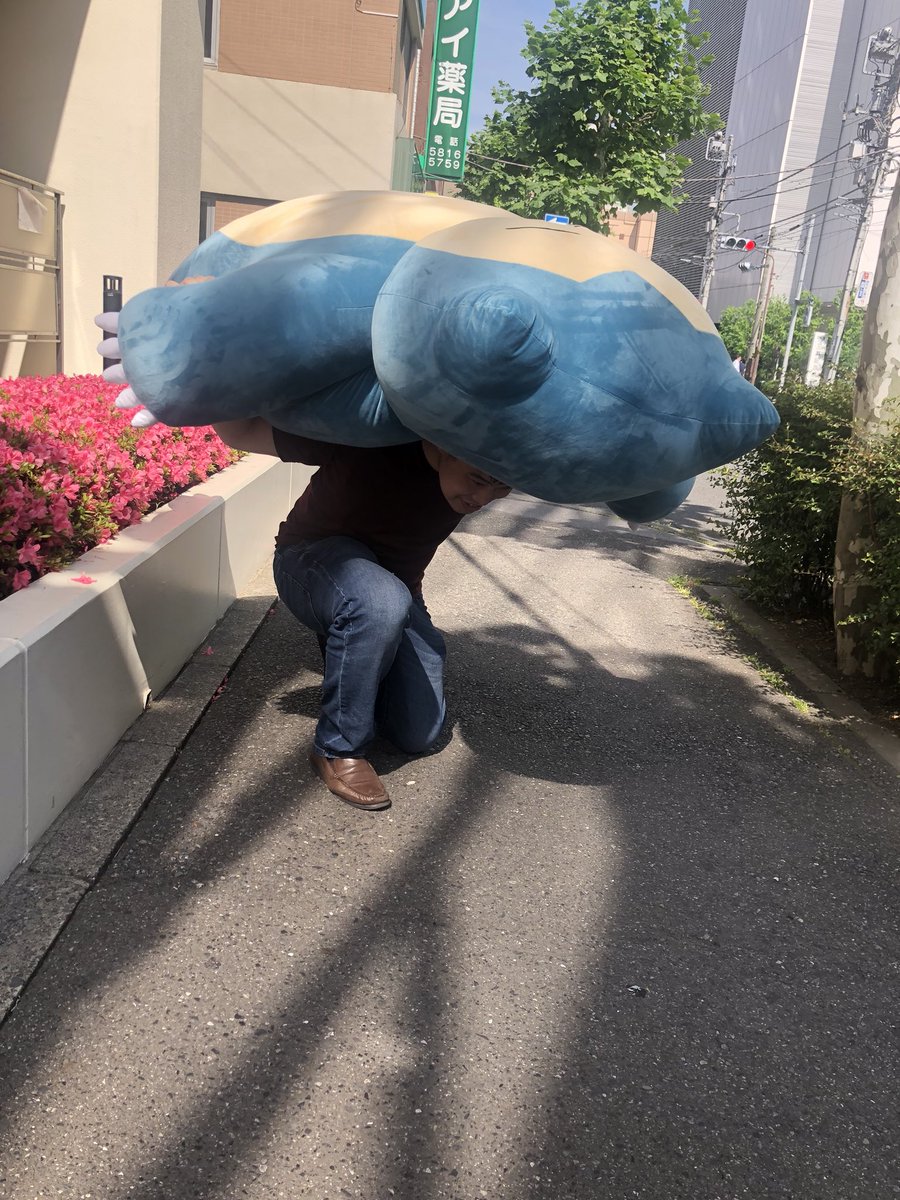 引っ越し業者の人に巨大カビゴンぬいぐるみ運んでもらってるけど、ポケスぺのカイリキーみたいになってて凄かった 