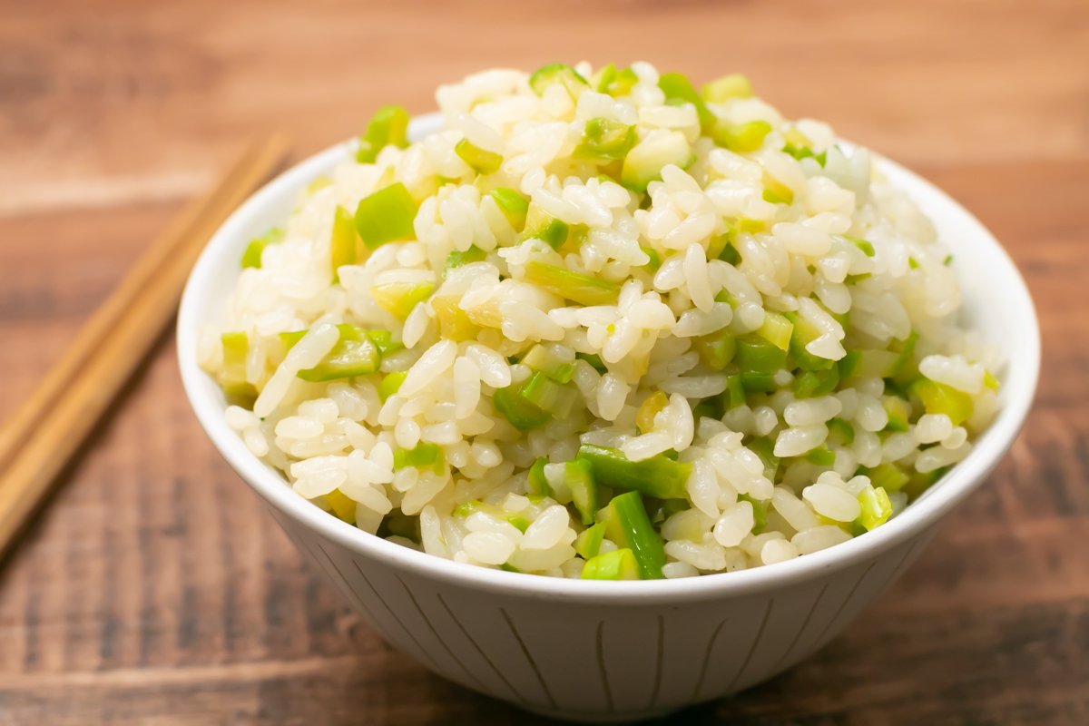 「なぜ人類はいままでやらなかったんだ…!?」 ってくらいアスパラガスは混ぜご飯にするとおいしい アスパラが豆みたいにホクホクでお箸が止まらないから本当試してみて アスパラガスを細かく切って バター2かけとめんつゆ大さじ1.5を入れ ラップし600Wのレンジで2分 温かいごはんと混ぜたら完成