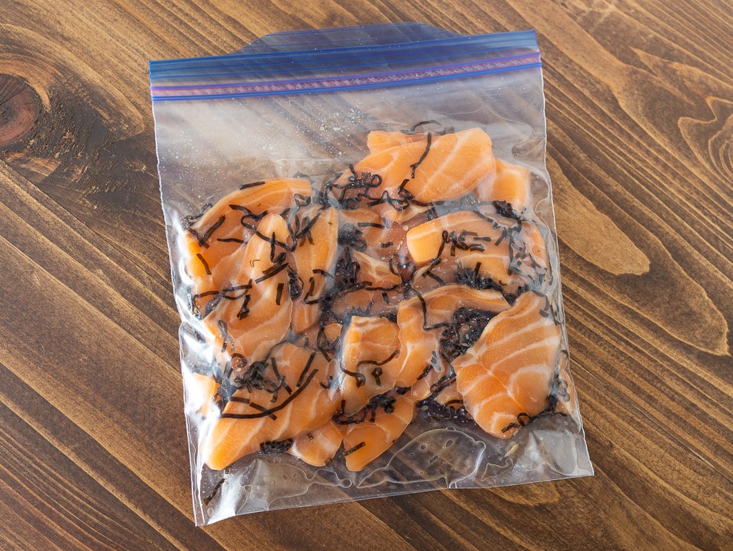 これ…すごい… マジでいくらみたいな濃いうま味がする…  「サーモンの塩昆布漬け」  刺身用サーモン150gに 塩昆布20g(大さじ1強)を全体にまぶして、  ぴっちりラップするかジップロックに入れて 20分くらい漬けるだけ