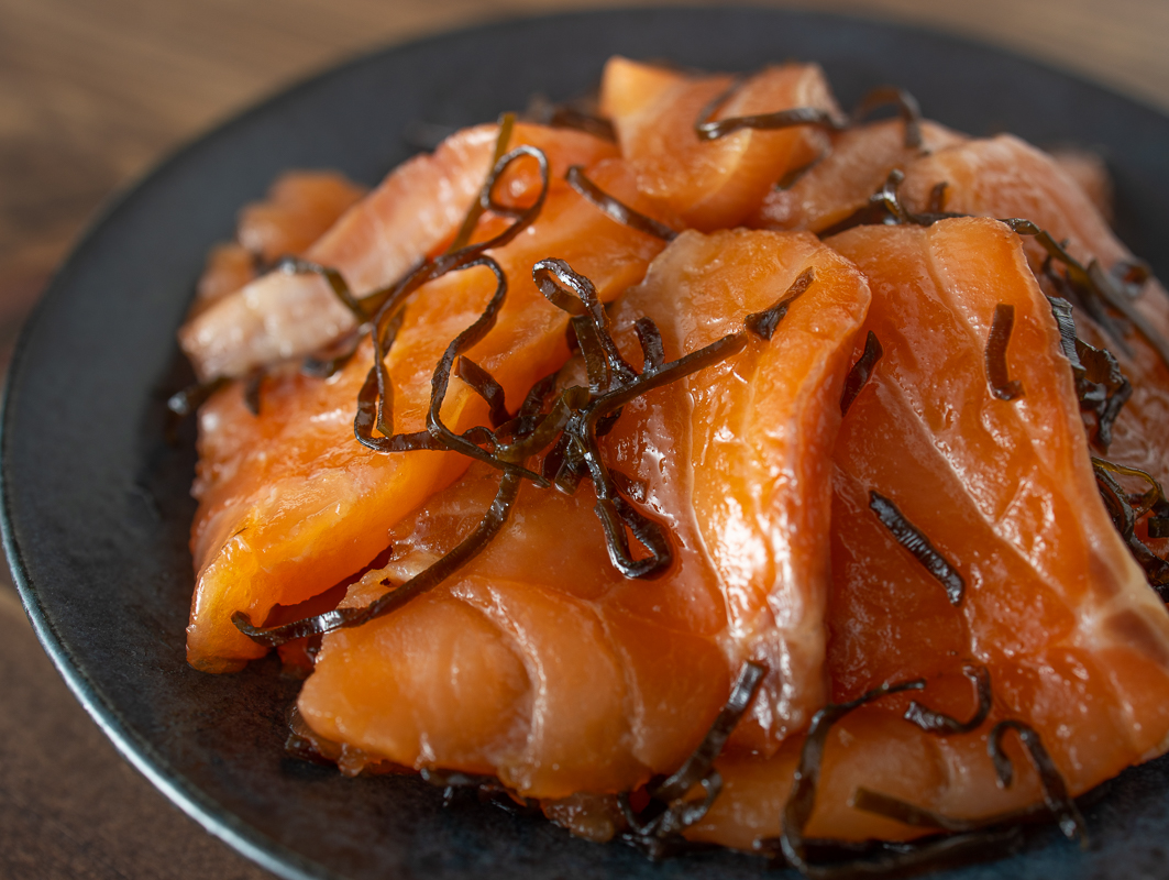 これ…すごい… マジでいくらみたいな濃いうま味がする…  「サーモンの塩昆布漬け」  刺身用サーモン150gに 塩昆布20g(大さじ1強)を全体にまぶして、  ぴっちりラップするかジップロックに入れて 20分くらい漬けるだけ