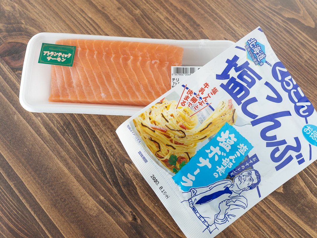 これ…すごい… マジでいくらみたいな濃いうま味がする…  「サーモンの塩昆布漬け」  刺身用サーモン150gに 塩昆布20g(大さじ1強)を全体にまぶして、  ぴっちりラップするかジップロックに入れて 20分くらい漬けるだけ