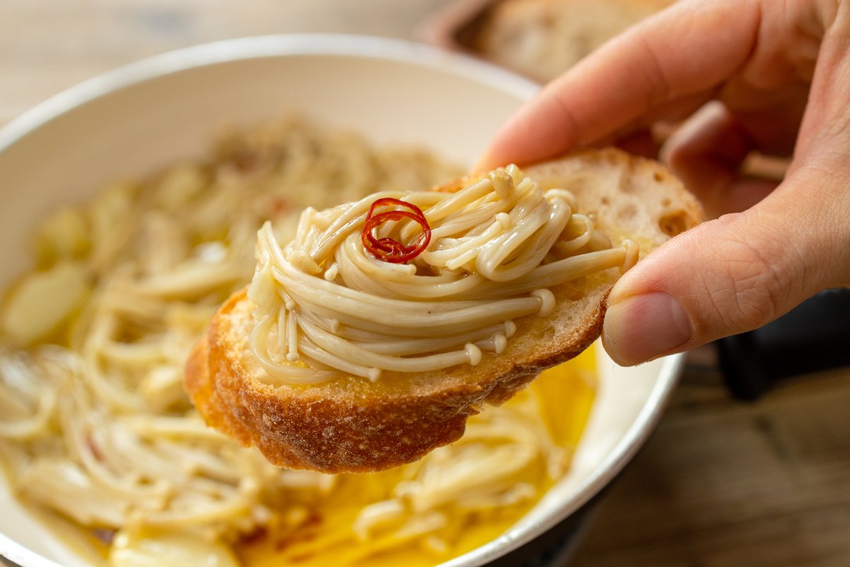 急に友達が遊びに来た時とかに作ってた「えのきだけオイル煮」が つぶしたにんにく3かけとオリーブオイル100mlくらい、塩適当とえのき1株を、時々混ぜながら弱火でくたくたに煮るだけで作れて キノコのうまみ凝縮され尽くしててまじで有用なので共有しておきますね…