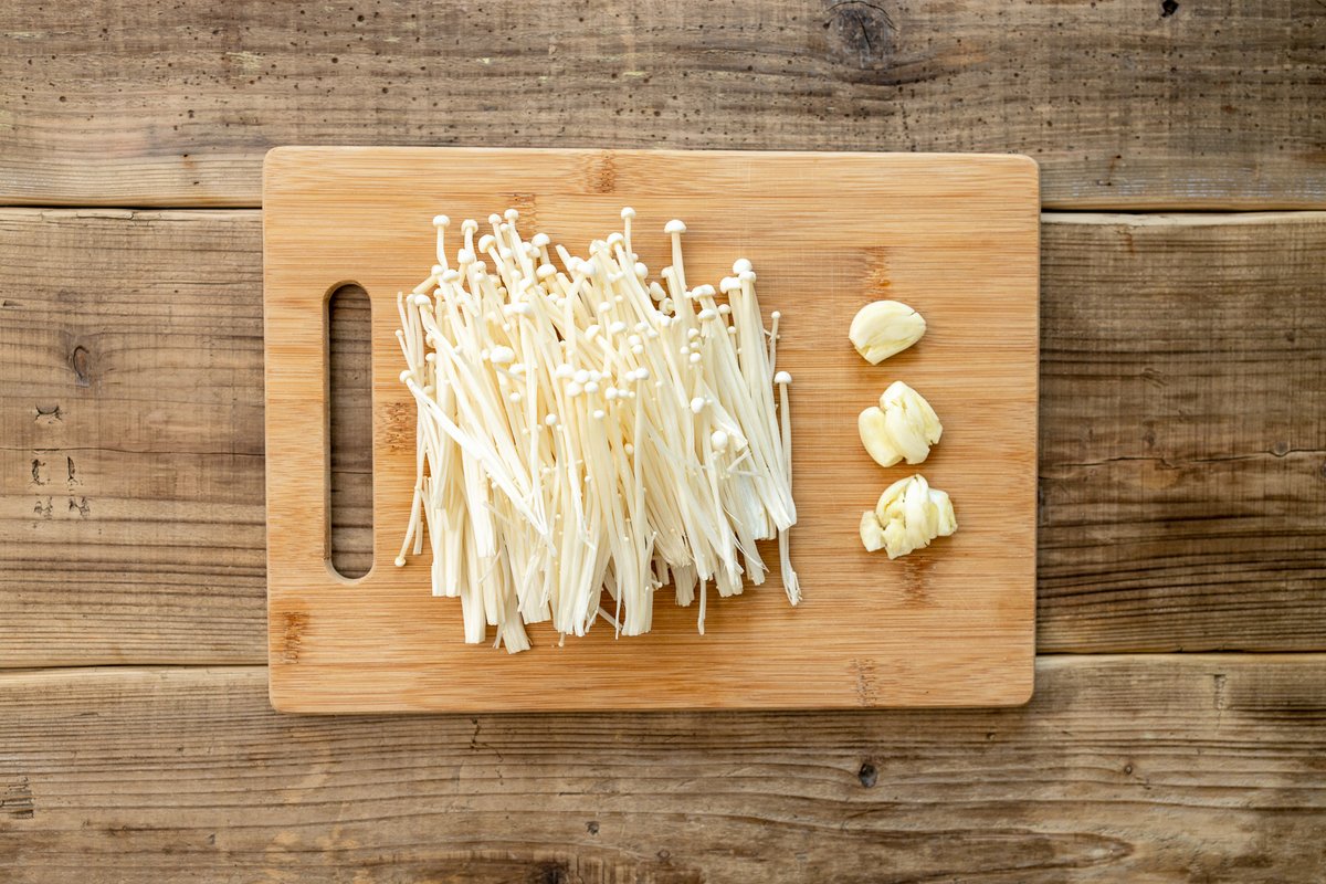 急に友達が遊びに来た時とかに作ってた「えのきだけオイル煮」が つぶしたにんにく3かけとオリーブオイル100mlくらい、塩適当とえのき1株を、時々混ぜながら弱火でくたくたに煮るだけで作れて キノコのうまみ凝縮され尽くしててまじで有用なので共有しておきますね…