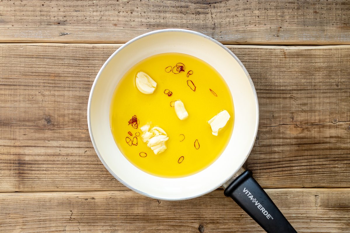 急に友達が遊びに来た時とかに作ってた「えのきだけオイル煮」が つぶしたにんにく3かけとオリーブオイル100mlくらい、塩適当とえのき1株を、時々混ぜながら弱火でくたくたに煮るだけで作れて キノコのうまみ凝縮され尽くしててまじで有用なので共有しておきますね…