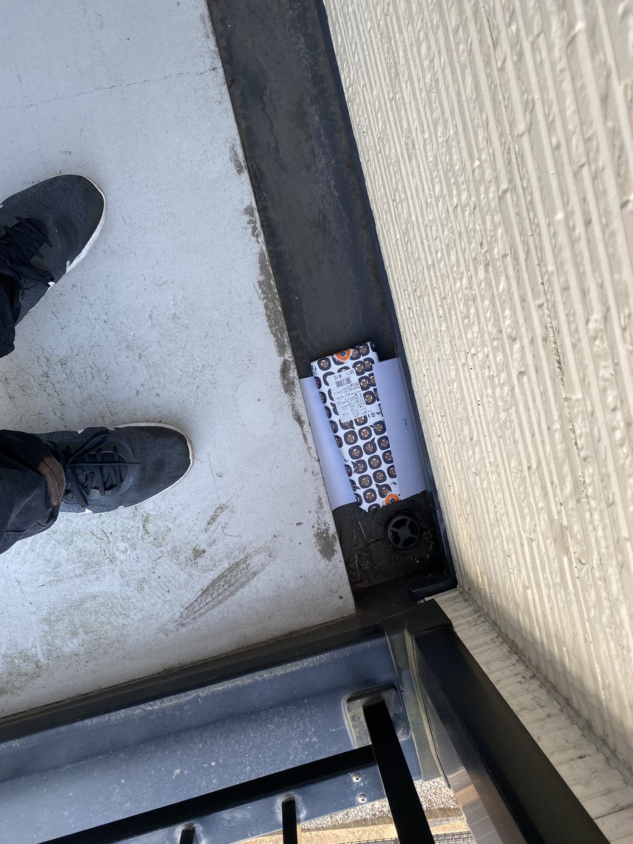 まさか引っ越しの挨拶の品物が玄関の前の排水口に捨ててあるとはね🥶 