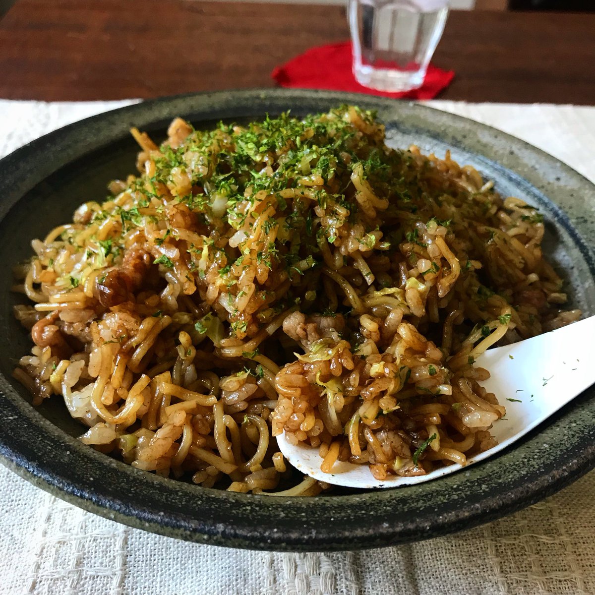 めちゃめちゃ簡単でこの味‼️ 【レンジでそばめし】 ①耐熱容器にキャベツ1枚と豚バラ50gを入れ、塩胡椒をふりラップして600Wで1分半チン ②切った麺1袋、ご飯茶碗大1杯(200g)、付属のソース1袋、ウスターか中濃ソース大さじ1を混ぜ、ラップ無しで3分半チン ③醤油、ソース少々で味を調える ↓