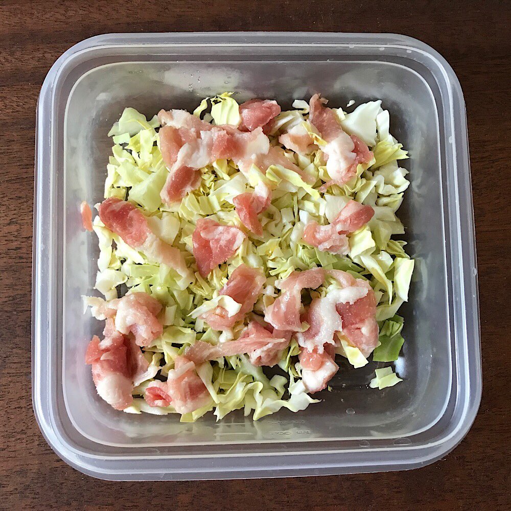 めちゃめちゃ簡単でこの味‼️ 【レンジでそばめし】 ①耐熱容器にキャベツ1枚と豚バラ50gを入れ、塩胡椒をふりラップして600Wで1分半チン ②切った麺1袋、ご飯茶碗大1杯(200g)、付属のソース1袋、ウスターか中濃ソース大さじ1を混ぜ、ラップ無しで3分半チン ③醤油、ソース少々で味を調える ↓