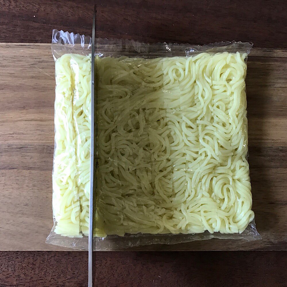 めちゃめちゃ簡単でこの味‼️ 【レンジでそばめし】 ①耐熱容器にキャベツ1枚と豚バラ50gを入れ、塩胡椒をふりラップして600Wで1分半チン ②切った麺1袋、ご飯茶碗大1杯(200g)、付属のソース1袋、ウスターか中濃ソース大さじ1を混ぜ、ラップ無しで3分半チン ③醤油、ソース少々で味を調える ↓