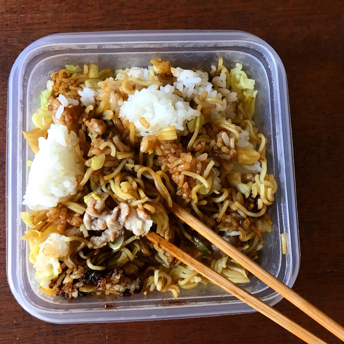 めちゃめちゃ簡単でこの味‼️ 【レンジでそばめし】 ①耐熱容器にキャベツ1枚と豚バラ50gを入れ、塩胡椒をふりラップして600Wで1分半チン ②切った麺1袋、ご飯茶碗大1杯(200g)、付属のソース1袋、ウスターか中濃ソース大さじ1を混ぜ、ラップ無しで3分半チン ③醤油、ソース少々で味を調える ↓