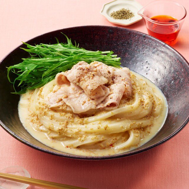 お店で出せそう  【ぶっかけ冷しゃぶ豆乳うどん】  ①耐熱皿に豚バラ50gを広げ冷凍「さぬきうどん」を乗せフワッとラップ4分30秒チン ②冷水で冷まし水気をきり器に盛る ③［豆乳100ml、白すりごま大さじ1、濃縮2倍めんつゆ大さじ2］をかけ、水菜、好みでラー油と黒胡椒  #PR #夏うどん 