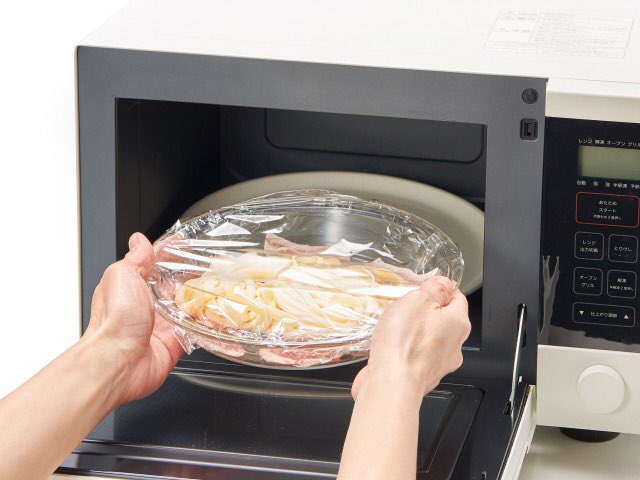 お店で出せそう  【ぶっかけ冷しゃぶ豆乳うどん】  ①耐熱皿に豚バラ50gを広げ冷凍「さぬきうどん」を乗せフワッとラップ4分30秒チン ②冷水で冷まし水気をきり器に盛る ③［豆乳100ml、白すりごま大さじ1、濃縮2倍めんつゆ大さじ2］をかけ、水菜、好みでラー油と黒胡椒  #PR #夏うどん 