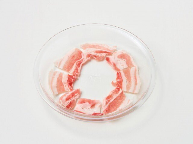 お店で出せそう  【ぶっかけ冷しゃぶ豆乳うどん】  ①耐熱皿に豚バラ50gを広げ冷凍「さぬきうどん」を乗せフワッとラップ4分30秒チン ②冷水で冷まし水気をきり器に盛る ③［豆乳100ml、白すりごま大さじ1、濃縮2倍めんつゆ大さじ2］をかけ、水菜、好みでラー油と黒胡椒  #PR #夏うどん 