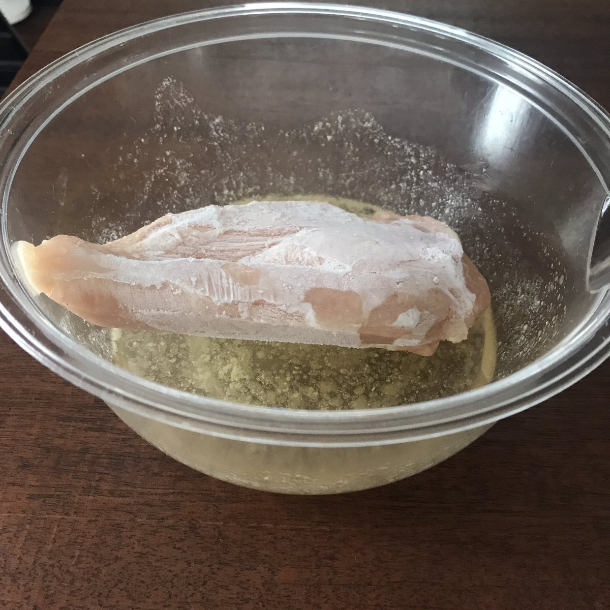 ①調味料とともに耐熱ボウルにゴン(※全然浸ってないで) ②レンジで7分チン→裏返して2分チン→ラップして冷ます 柔らかくて味の染みた絶品【鶏塩チャーシュー】の完成です‼️解凍の手間いらん