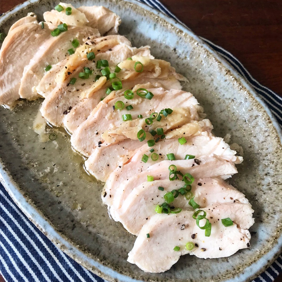 ①調味料とともに耐熱ボウルにゴン(※全然浸ってないで) ②レンジで7分チン→裏返して2分チン→ラップして冷ます 柔らかくて味の染みた絶品【鶏塩チャーシュー】の完成です‼️解凍の手間いらん