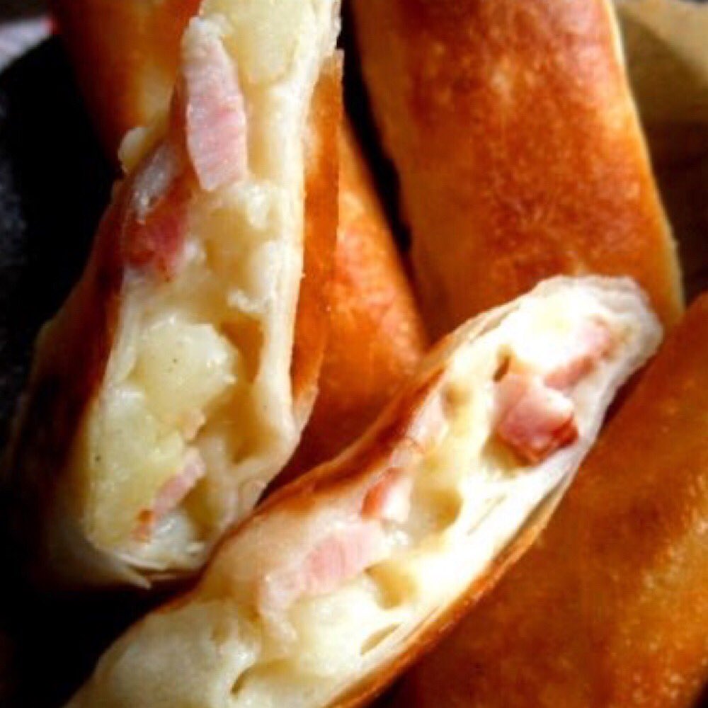 牛乳でクリーミー✨熱々とろとろ 【ベーコンポテトパイ風春巻き】 マクドナルドのベーコンポテトパイが好きだったので、パイシートより断然安い春巻きの皮で作りました