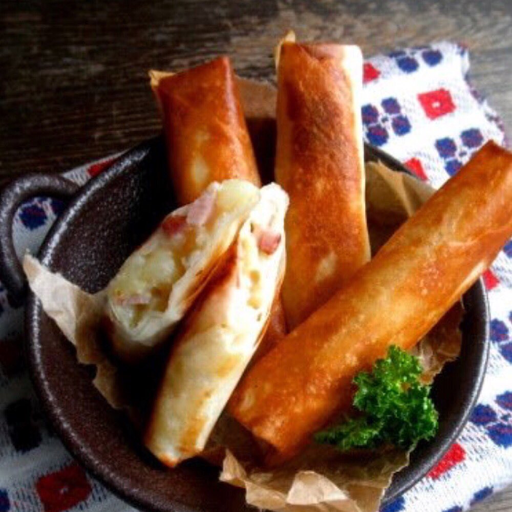 牛乳でクリーミー✨熱々とろとろ 【ベーコンポテトパイ風春巻き】 マクドナルドのベーコンポテトパイが好きだったので、パイシートより断然安い春巻きの皮で作りました