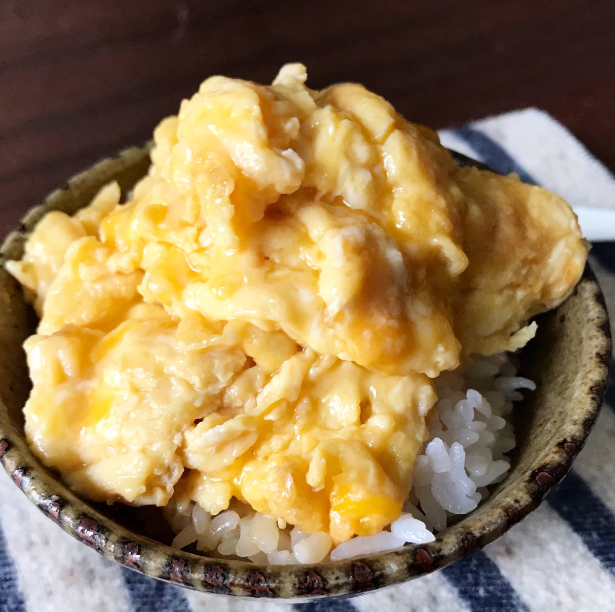 柔らか卵にチーズのコク、おだしの旨味が美味 【ふわとろ✨だし卵チーズ丼】 ①卵1個にピザ用チーズと水を各大さじ1ほど混ぜる ②フライパンに油を多めに入れて熱し、①を流して軽く混ぜ、とろとろになったらご飯に乗せ、白だしかだししょうゆをかけて食べる