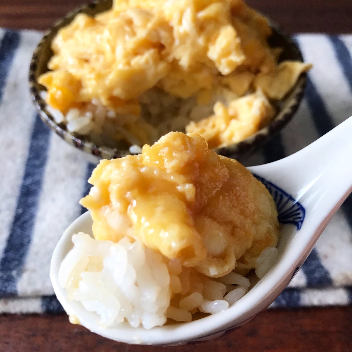 柔らか卵にチーズのコク、おだしの旨味が美味 【ふわとろ✨だし卵チーズ丼】 ①卵1個にピザ用チーズと水を各大さじ1ほど混ぜる ②フライパンに油を多めに入れて熱し、①を流して軽く混ぜ、とろとろになったらご飯に乗せ、白だしかだししょうゆをかけて食べる
