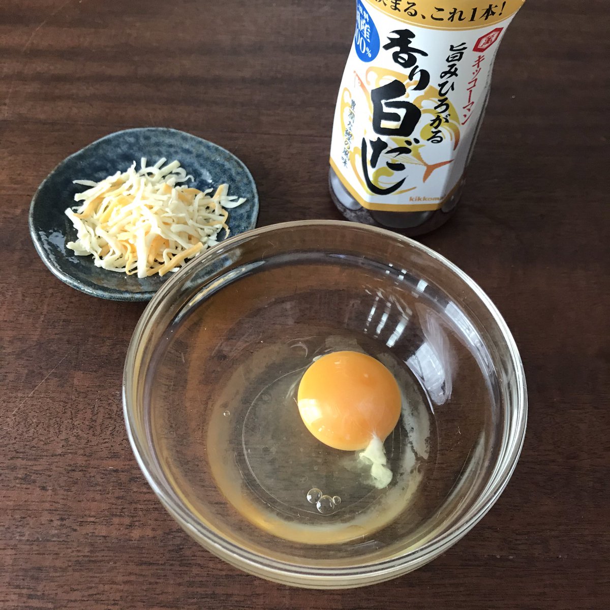 柔らか卵にチーズのコク、おだしの旨味が美味 【ふわとろ✨だし卵チーズ丼】 ①卵1個にピザ用チーズと水を各大さじ1ほど混ぜる ②フライパンに油を多めに入れて熱し、①を流して軽く混ぜ、とろとろになったらご飯に乗せ、白だしかだししょうゆをかけて食べる