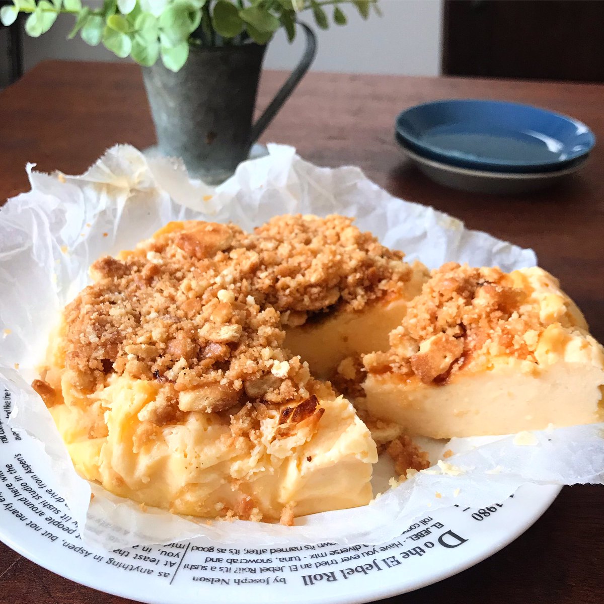 好みで砕いたビスケットに溶かしバター混ぜて乗せたら最高です✨