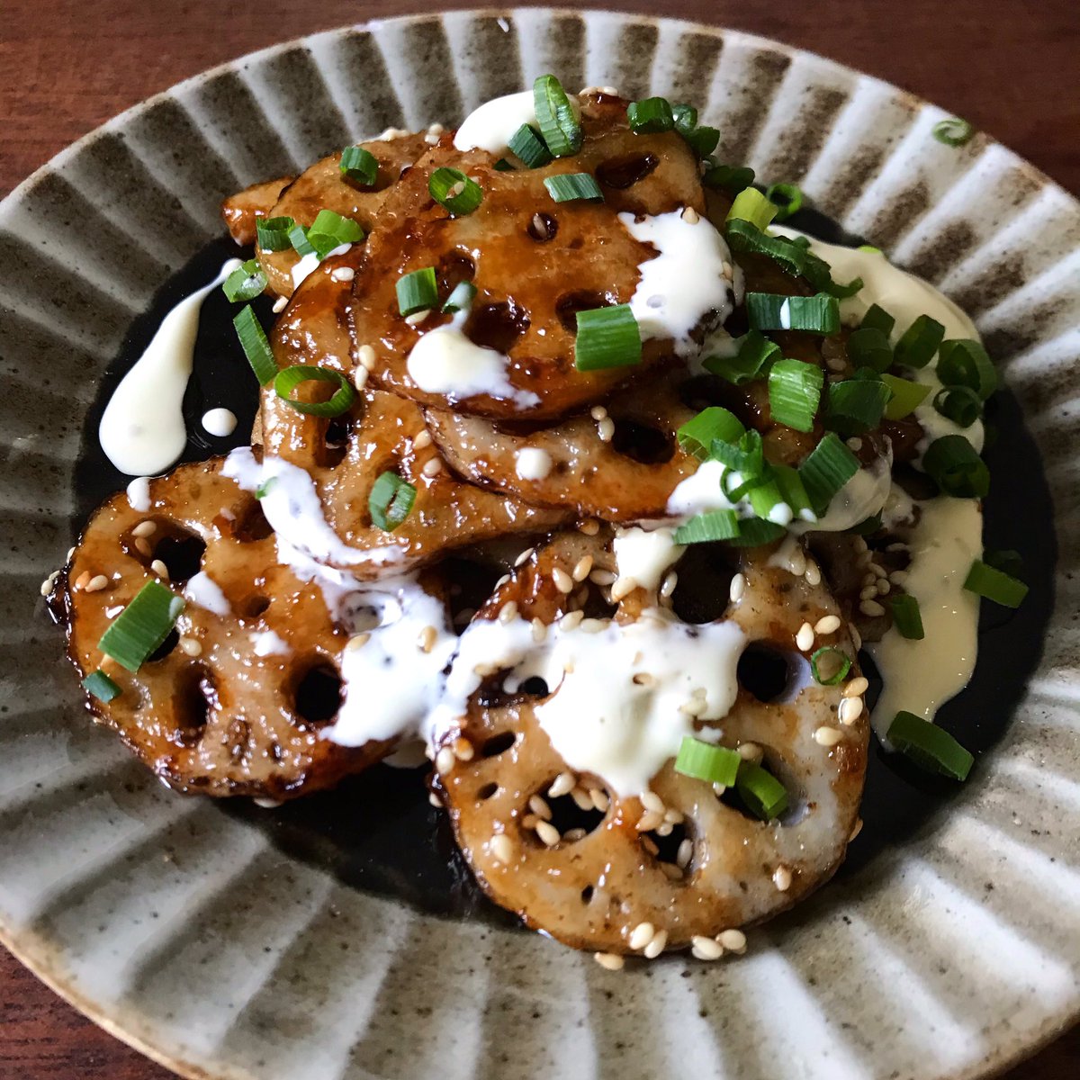 これは止まらん  【簡単‼️やみつき甘辛マヨ蓮根】  ①蓮根1節(150g)は皮を剥き3〜4ミリ厚さに切りポリ袋に入れ片栗粉をまぶす  ②両面こんがり焼き［砂糖、醤油、みりん、水各大さじ1、ゴマ適量］を絡める  ③［マヨネーズ大さじ1、オリーブ油、水各小さじ1］を混ぜてかけネギを散らす(想像以上の味に) 