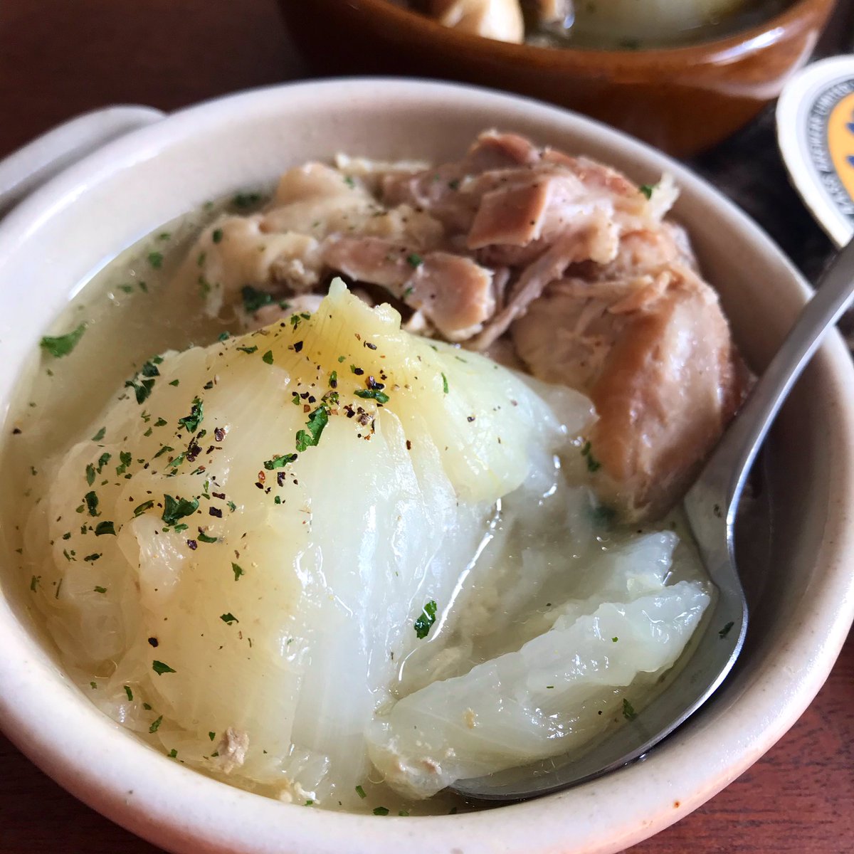 何やこの美味しさ‼️  炊飯器に新玉か玉ねぎ2〜3個、鶏モモ1〜2枚、白だし大さじ5と水500ml入れて炊くだけ‼️新玉トロトロ、鶏肉は崩れる位ホロホロで、何よりスープ