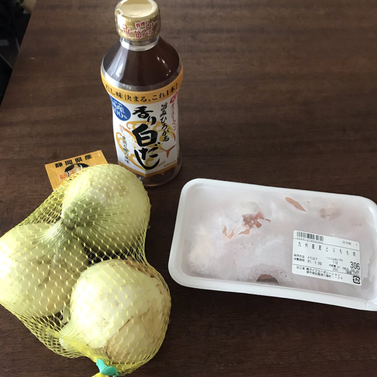 何やこの美味しさ‼️ 炊飯器に新玉か玉ねぎ2〜3個、鶏モモ1〜2枚、白だし大さじ5と水500ml入れて炊くだけ‼️新玉トロトロ、鶏肉は崩れる位ホロホロで、何よりスープ